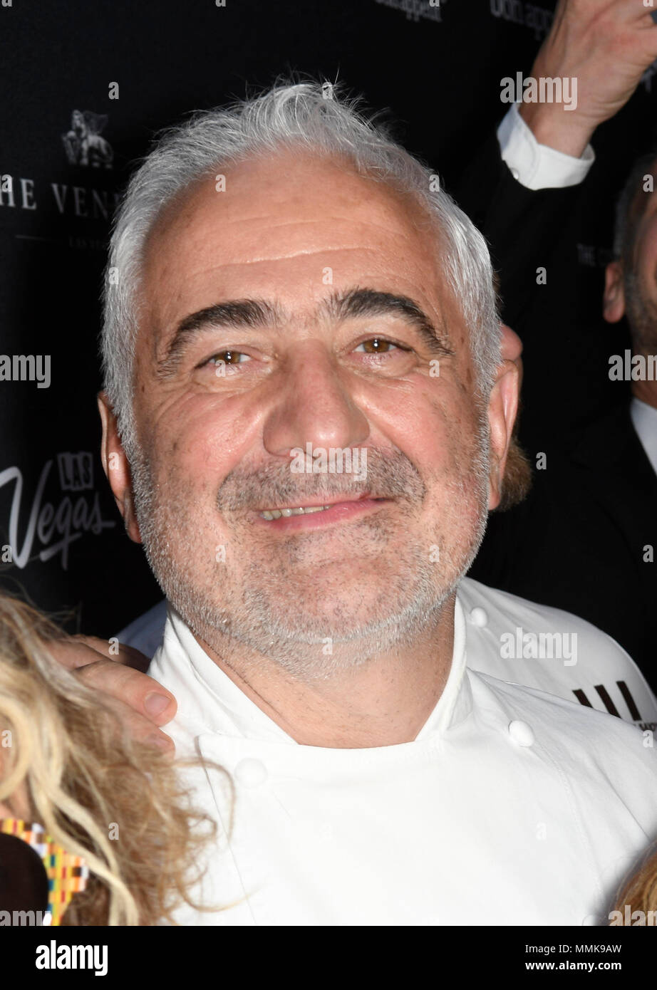 Las Vegas, NV, Stati Uniti d'America. 11 Maggio, 2018. Guy Savoy al Grand Tasting durante il dodicesimo annuale UncorkÕd Las Vegas Dal Bon AppŽtit al Giardino degli dèi piscina Oasis al Caesars Palace il 11 maggio 2018. Credito: Damairs Carter/media/punzone Alamy Live News Foto Stock