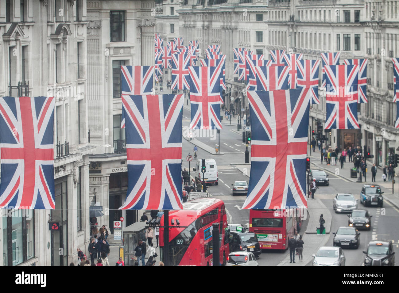 Londra REGNO UNITO. Il 12 maggio 2018. Un display a colori di Union Jack Flag appendere la lunghezza di Regent Street per festeggiare le nozze del principe Harry e Meghan Markle a Windsor il 19 MAGGIO CREDITO: amer ghazzal/Alamy Live News Foto Stock