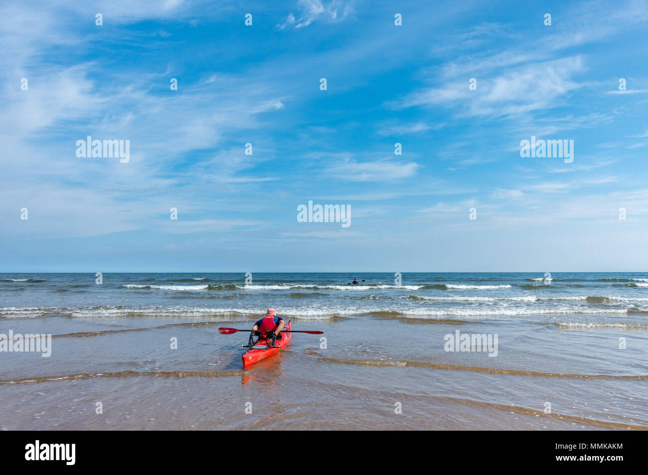 I canoisti si dirigono da Saltburn per il mare, North Yorkshire, Inghilterra, Regno Unito. Foto Stock