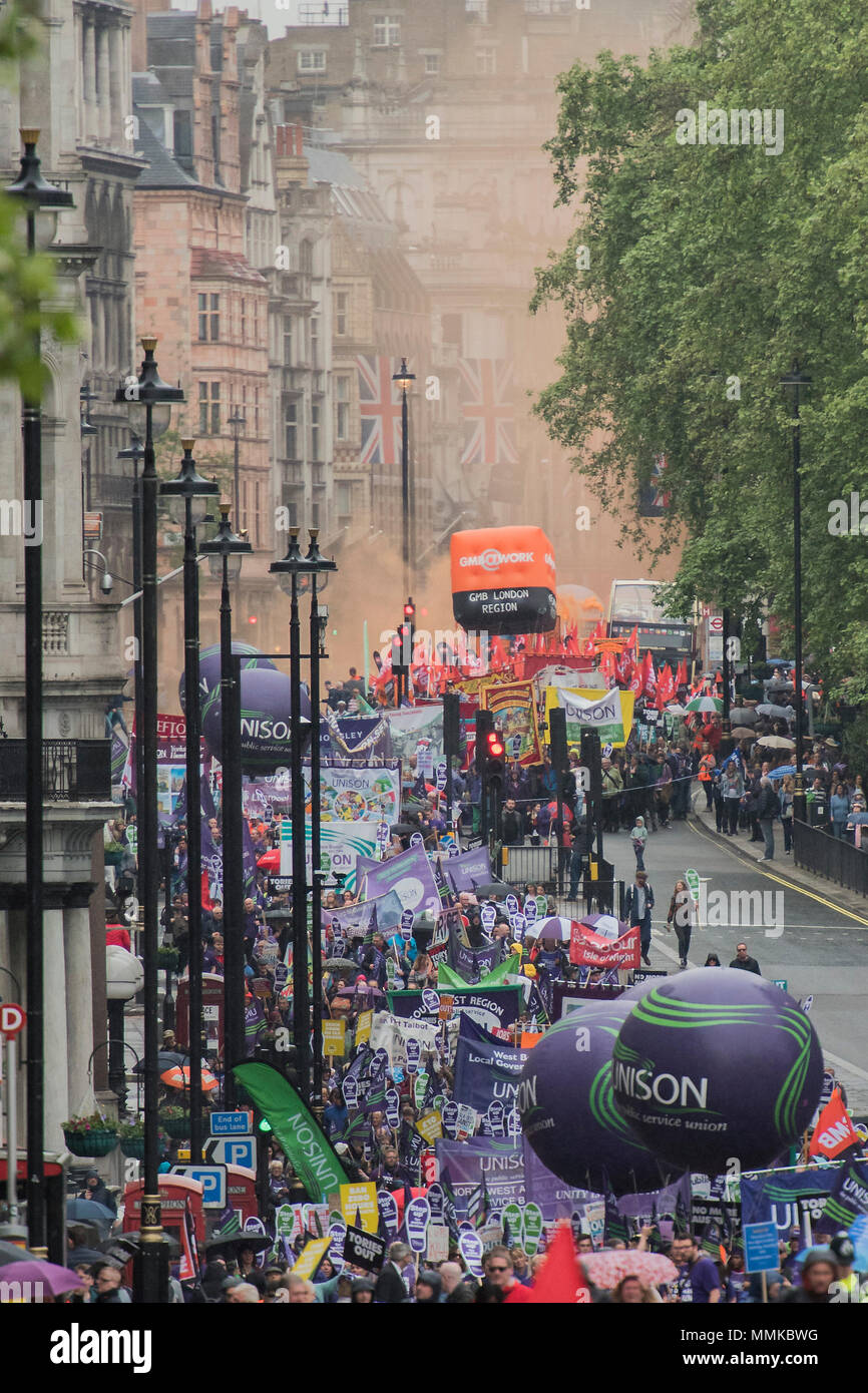 Londra, Regno Unito. Il 12 maggio 2018. Londra, Regno Unito. Xii Marzo 2018. Fumo proveniente dall'unione GMB riempie la strada come il mese di marzo si muove verso il basso a Piccadilly come la pioggia arriva giù - TUC trattativa per lavoro di persone -- marzo, demo & rally. A partire sul terrapieno e terminando con i discorsi in Hyde Park. Essi sono in marcia per una economia in crescita; per un £10ph salario minimo; per una migliore e libera i servizi pubblici e contro il razzismo, il sessismo e la discriminazione. Credito: Guy Bell/Alamy Live News Credito: Guy Bell/Alamy Live News Foto Stock