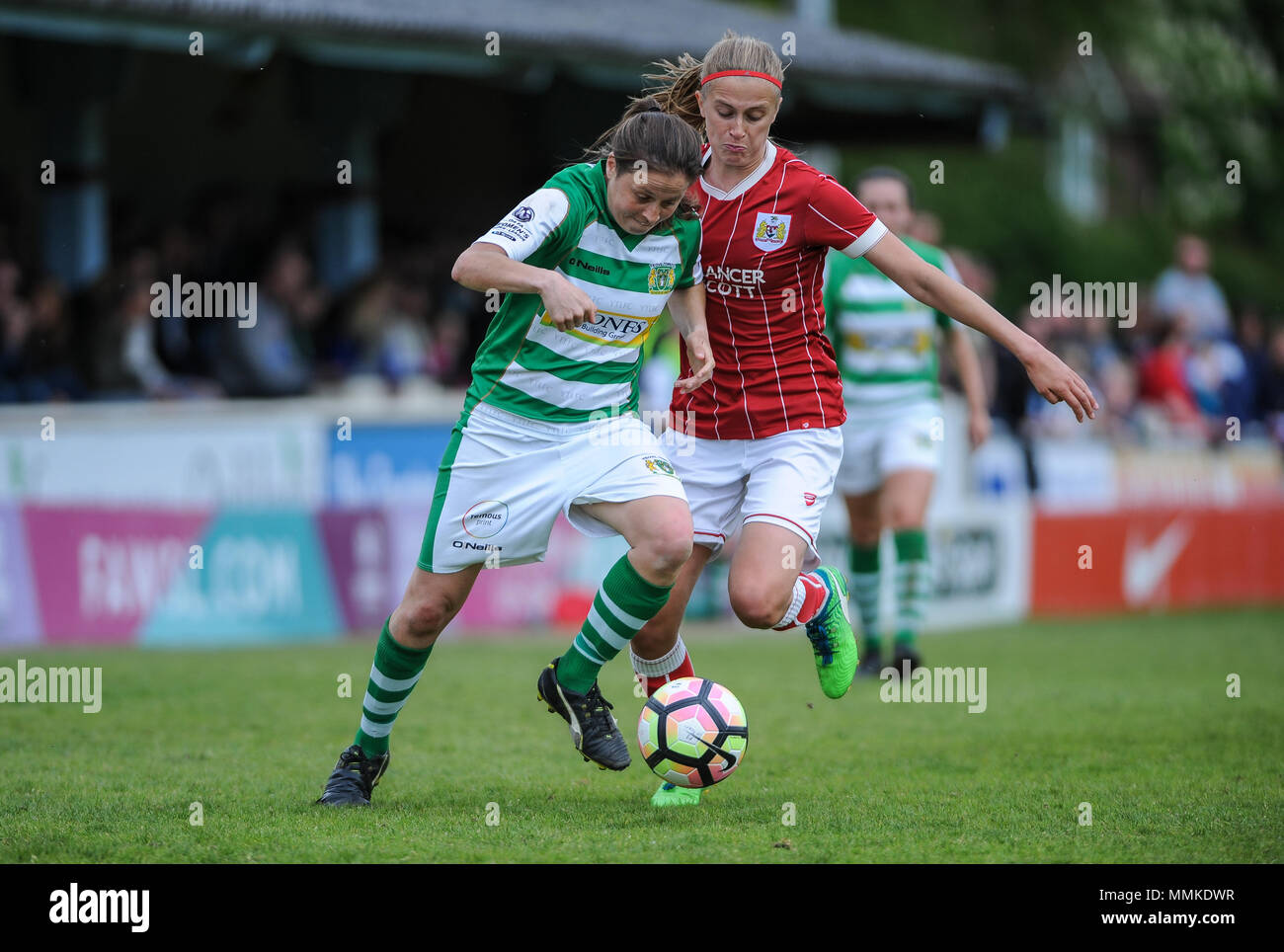 Taunton, Inghilterra. Il 12 maggio 2018. Annie Heatherson di Yeovil compete con Yana Daniels di Bristol durante il WSL match tra Yeovil Town Ladies FC e la città di Bristol donne FC presso l'Viridor Stadium. © David Partridge / Alamy Live News Foto Stock