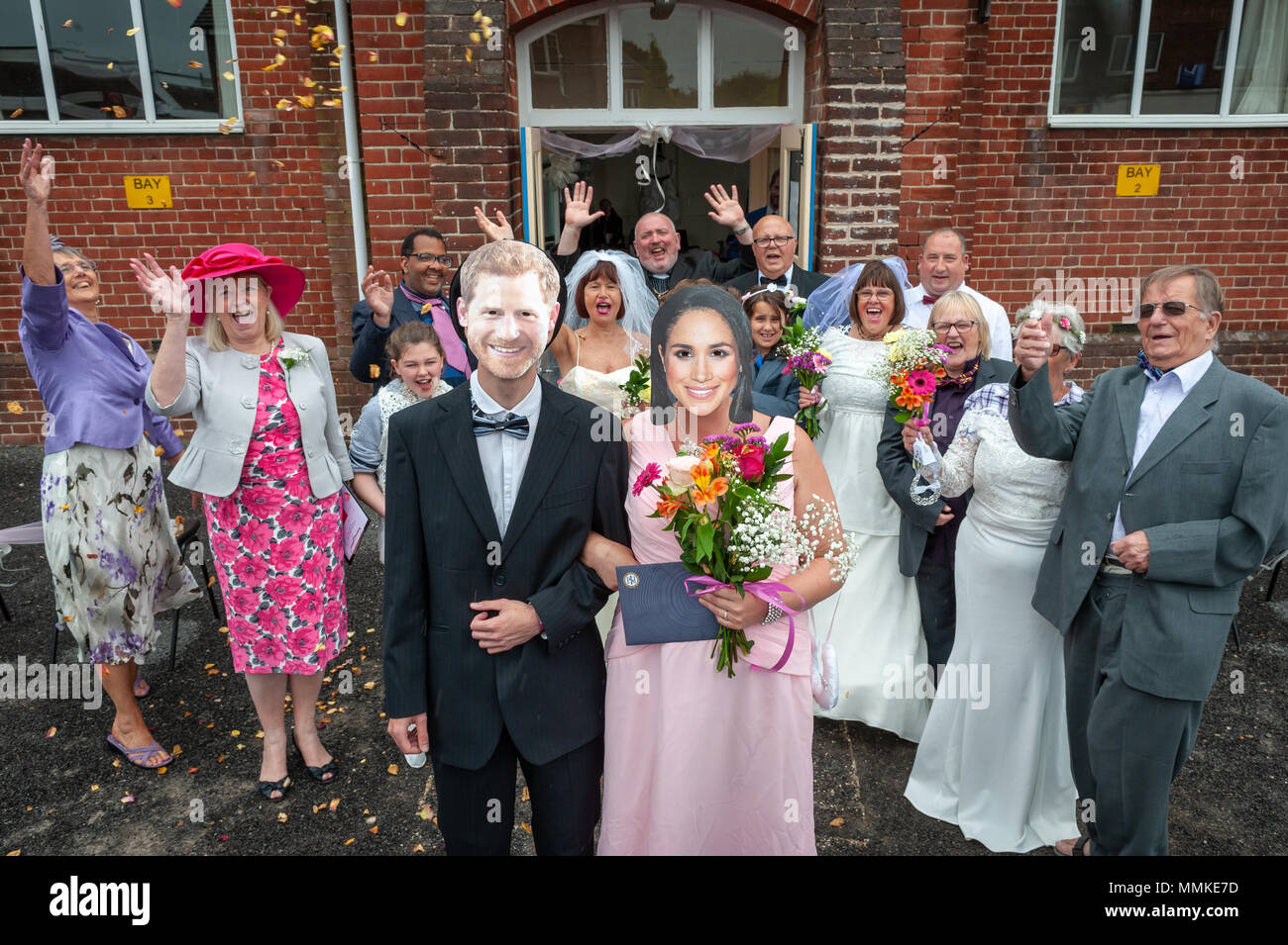 I residenti di stoppino in Littlehampton, West Sussex, Regno Unito celebrare le nozze reali tra il principe Harry e Meghan Markle prendendo parte ad un Royal Wedding sfida. Durante la sfida, i concorrenti hanno dovuto fare una torta di nozze, dress up e applicare il trucco mentre blindfolded o avere le mani legate insieme. Nella foto: la popolazione locale il tifo per la coppia vincente. Foto Stock