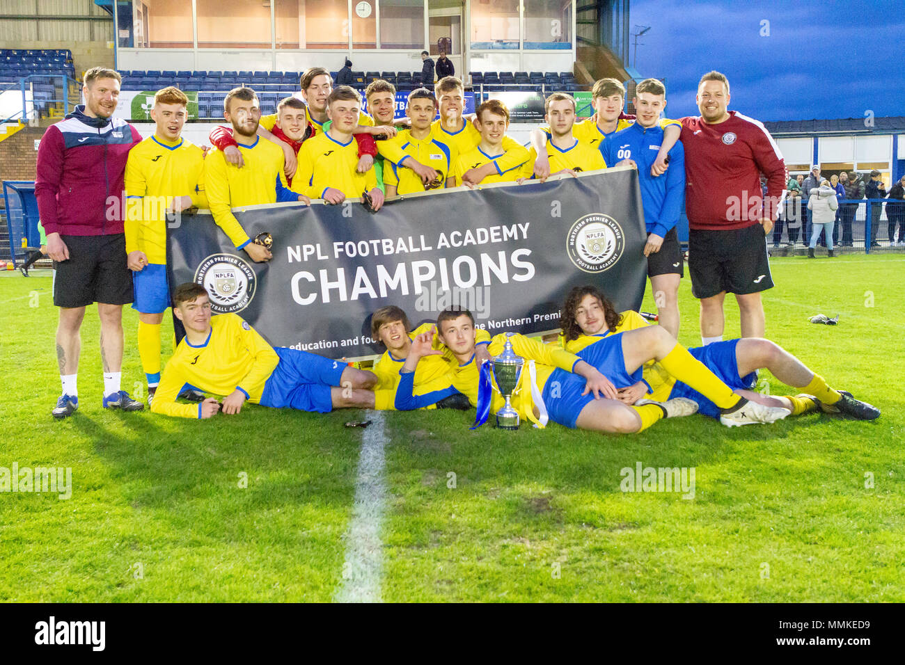 NPLFA Grand Final - Warrington Town FC completato la grandissima rimonta come hanno sconfitto Matlock Town FC 3-2 per diventare il 2018 NPL Accademia calcio CHAMPIONS e sollevare il Giordano Burndred Memorial Fund per piangere trophy la sera del 11 maggio 2018 Foto Stock