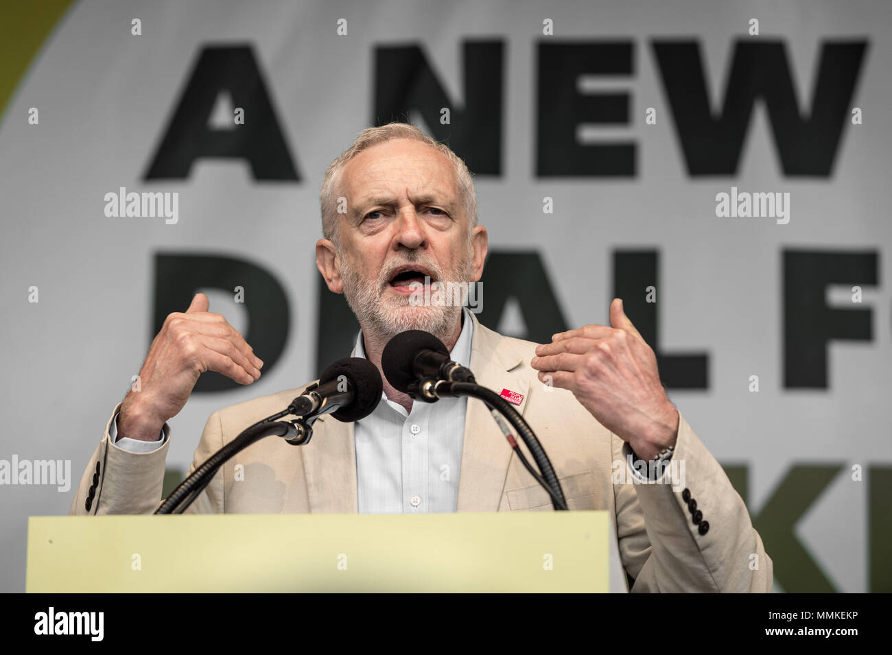 Londra, Regno Unito. Il 12 maggio 2018. Jeremy Corbyn, il leader del partito laburista, parla ad una folla di migliaia di sindacalisti durante un TUC rally in Hyde Park sul tema di "una nuova trattativa per il lavoro di persone". Credito: Guy Corbishley/Alamy Live News Foto Stock