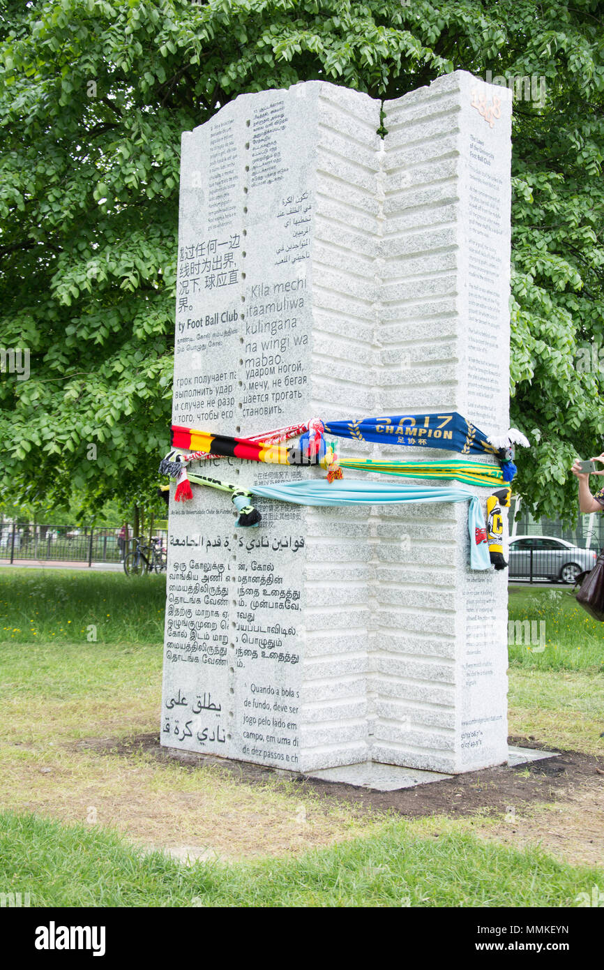 Cambridge, Regno Unito. Il 12 maggio 2018. Monumento di calcio regole di Cambridge 1848, un arte pubblica commissione da Cambridge City Council, celebra come un semplice set di regole scritte da studenti universitari del Trinity College per un gioco di calcio giocato su Parker's pezzo in Cambridge 170 anni fa è andato a forma lo sviluppo dei moderni sport. Credito: Kevin Hodgson/Alamy Live News Foto Stock