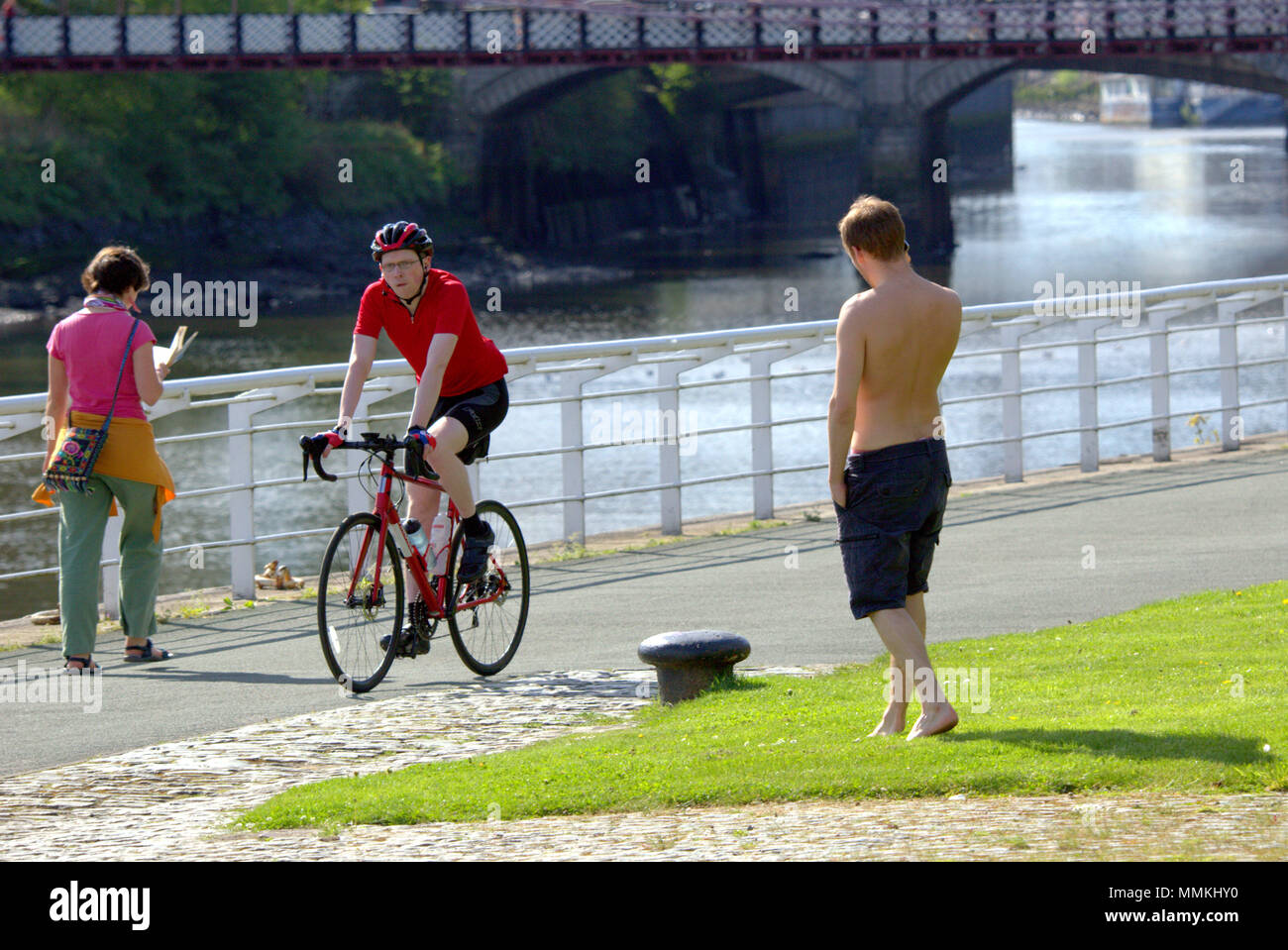 Glasgow, Scotland, Regno Unito 12 maggio: UK Meteo::Rubinetti Aff estate meteo appare in città come la gente del posto e i turisti godetevi la giornata calda. Il fiume Clyde vede entrambi godendo le sue banche del Clyde walkway Gerard Ferry/Alamy news Credito: gerard ferry/Alamy Live News Foto Stock