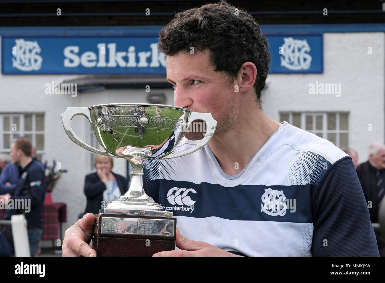 Selkirk, Scotland, Regno Unito. Il 12 maggio 2018. Selkirk RFC, Philiphaugh, UK. 12.Maggio.2018. Re della 7s - Vincente a Selkirk Selkirk capitano della squadra, Ross Nixon, vittorioso dopo un chiodo di mordere finale di 12 punti a 7 contro Melrose alla 95Riproduzione del Selkirk Sevens, a Philiphaugh, Selkirk sabato 12 maggio 2018. Con i team di frontiere, Melrose, Selkirk, Scotland, Regno Unito. Il 12 maggio 2018. Hawick, Jedforest, a Kelso, Peebles, Gala Langholm, così come i lati della città, Watsonians e Edin Accies (Foto: Rob grigio) Credito: Rob grigio/Alamy Live News Foto Stock