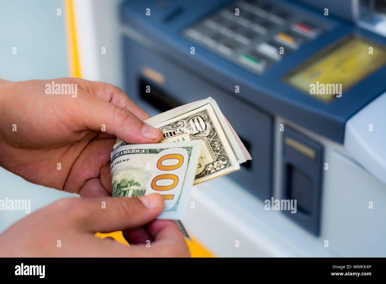 Prelievo di denaro al di fuori dell'ATM Foto Stock