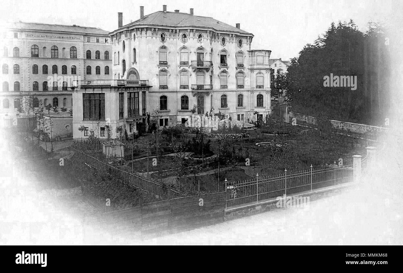 . Deutsch: Wohnhaus mit Garten und photografischem Atelier von Berta Wehnert-Beckmann, Lipsia, Elsterstraße 38. Im Hintergrund ist die 2. Bezirksschule in der Lessingstraße 23-27 zu sehen. . 1866. Bertha Wehnert-Beckmann (1815-1901) Descrizione fotografo tedesco Data di nascita e morte 25 Gennaio 1815 6 dicembre 1901 Luogo di nascita e morte Cottbus Lipsia periodo di lavoro 1843-1883 sede di lavoro Lipsia, Dresda; New York City competente controllo : Q827754 VIAF:?LCCN 75042414:?no2014121422 GND:?133453138 RKD:?290686 WorldCat Elsterstrasse 38 Leipzig Foto Stock