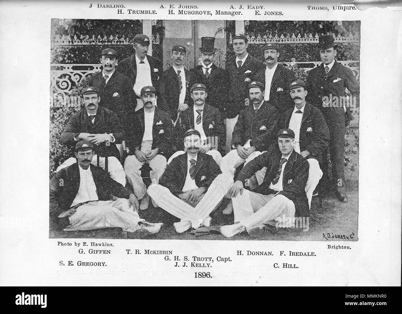 . Inglese: una scansione della nazionale australiano di cricket di 1896. Fila posteriore (l-r) Joe Darling, Hugh Trumble, Alfred Johns, Henry Musgrove (Manager), Charles ronto, Ernie Jones, Bob Thoms (arbitro). Riga centrale (l-r) George Giffen, Tom McKibbin, Harry Trott (Capitano), Harry Donnan, Frank Iredale. Fila anteriore (l-r) Syd Gregorio, Jim Kelly, Clem Hill . 1896. Foto di E Hawkins di Brighton 64 la squadra australiana del grillo 1896 Foto Stock