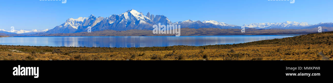 Panorama del Lago Sarmiento e Torres del Paine, Patagonia, Cile Foto Stock