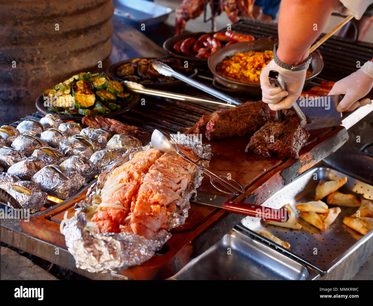 Un tradizionale barbecue cilena o asado in Patagonia Foto Stock