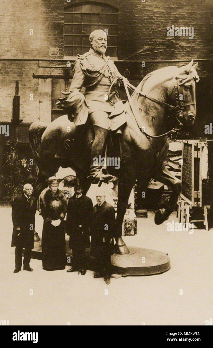 . Inglese: L-R: Thomas Brock, George V del Regno Unito, Maria di Teck, Arthur Brian Burton da Frederick William Braddock, stampa-out carta stampa su fotografo mount, Sabato 28 Maggio 1921 98 Brock Burton Royalty Foto Stock