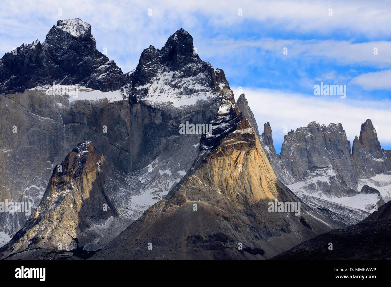 Parco Nazionale di Torres del Paine nella Patagonia cilena. Picchi drammatici di Los Cuernos. Foto Stock