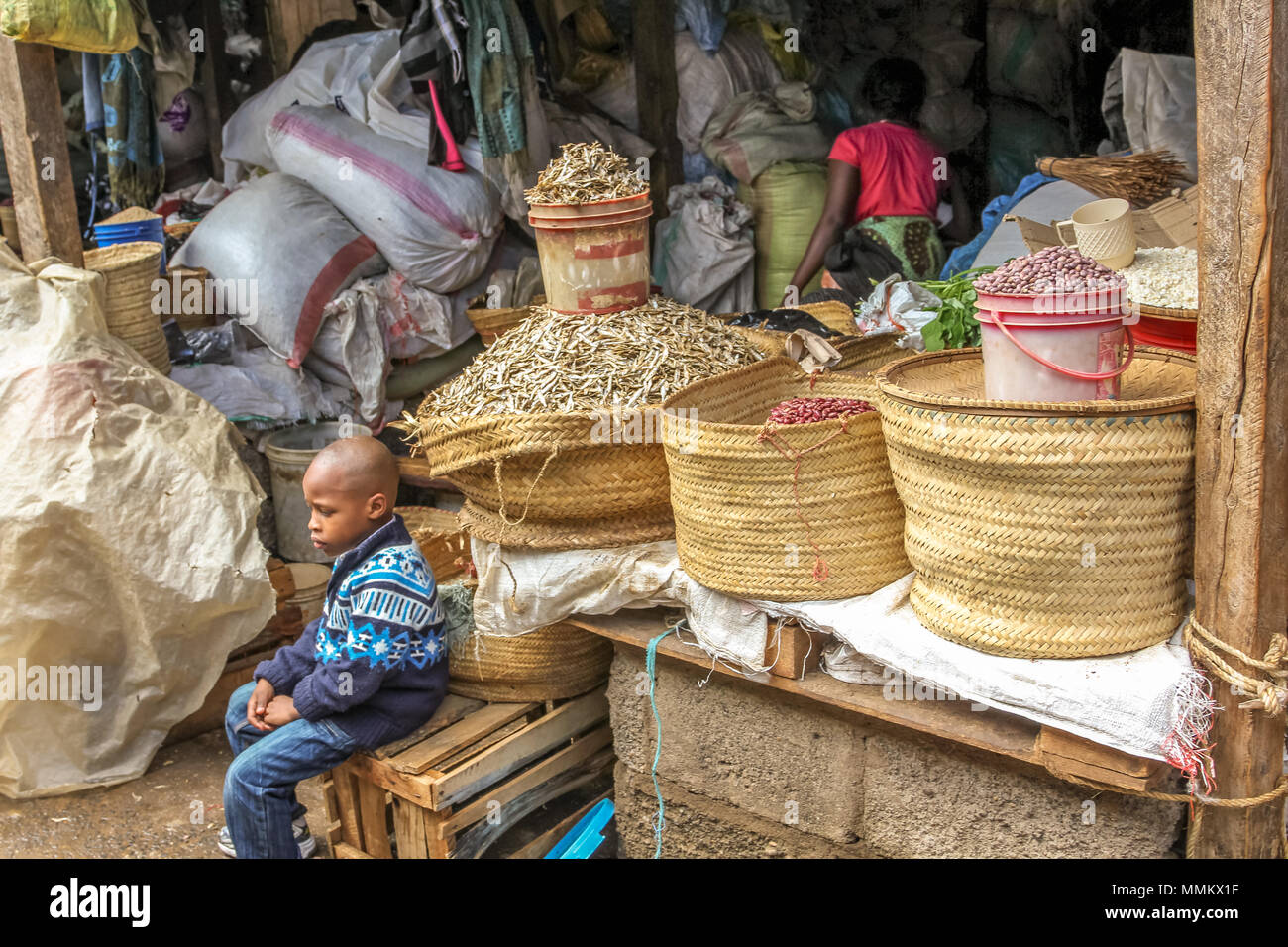 Arusha, Tanzania - Gennaio 2, 2013: Lone bambino nero in un mercato della città Foto Stock