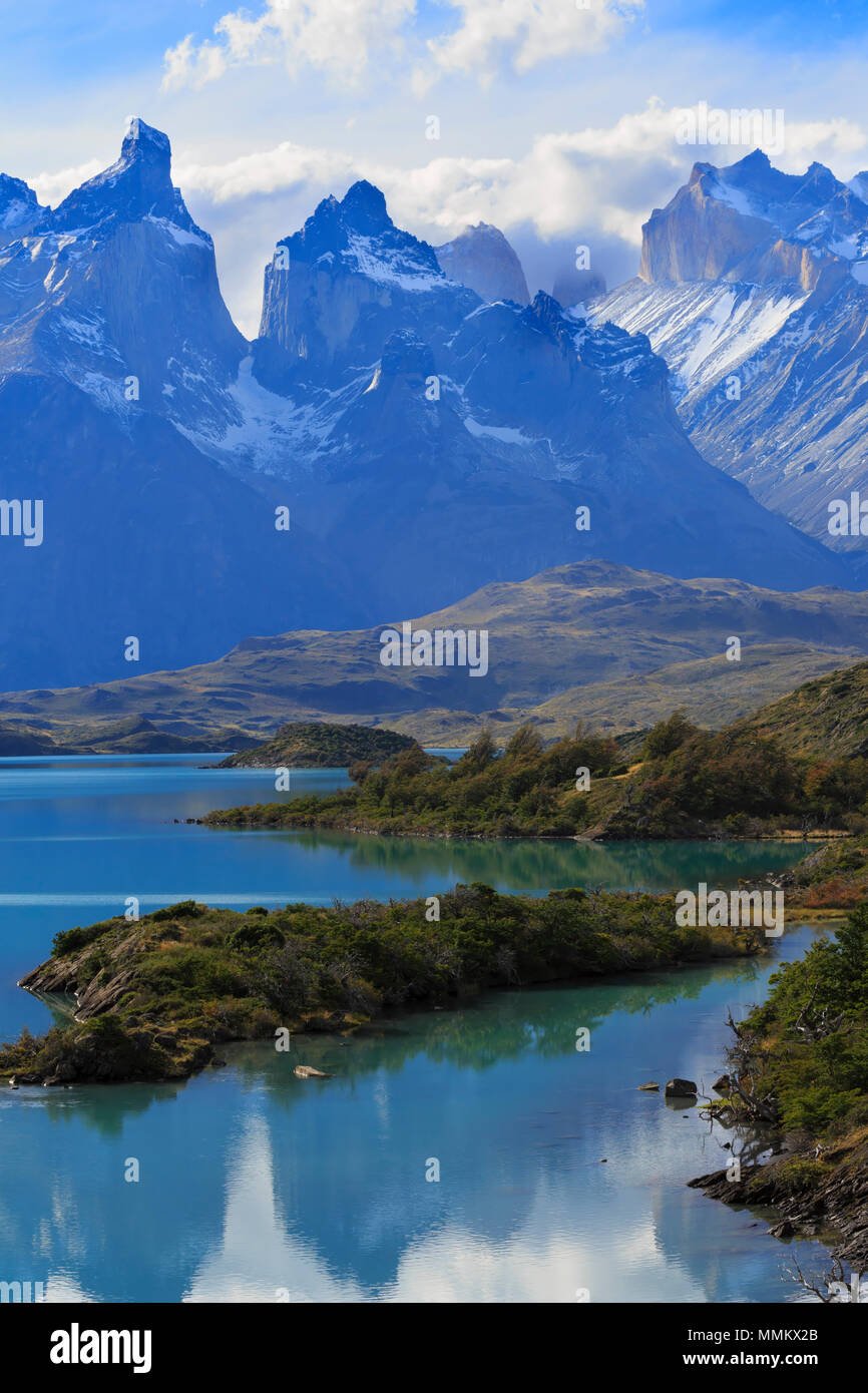 Parco Nazionale di Torres del Paine nella Patagonia cilena. I picchi di Los Cuernos sopra a Torre del Lago Pehoe. Foto Stock