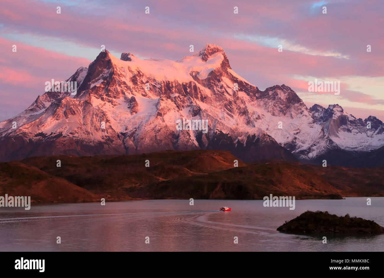 Parco Nazionale di Torres del Paine nella Patagonia cilena. Alba sul lago Pehoe. Foto Stock