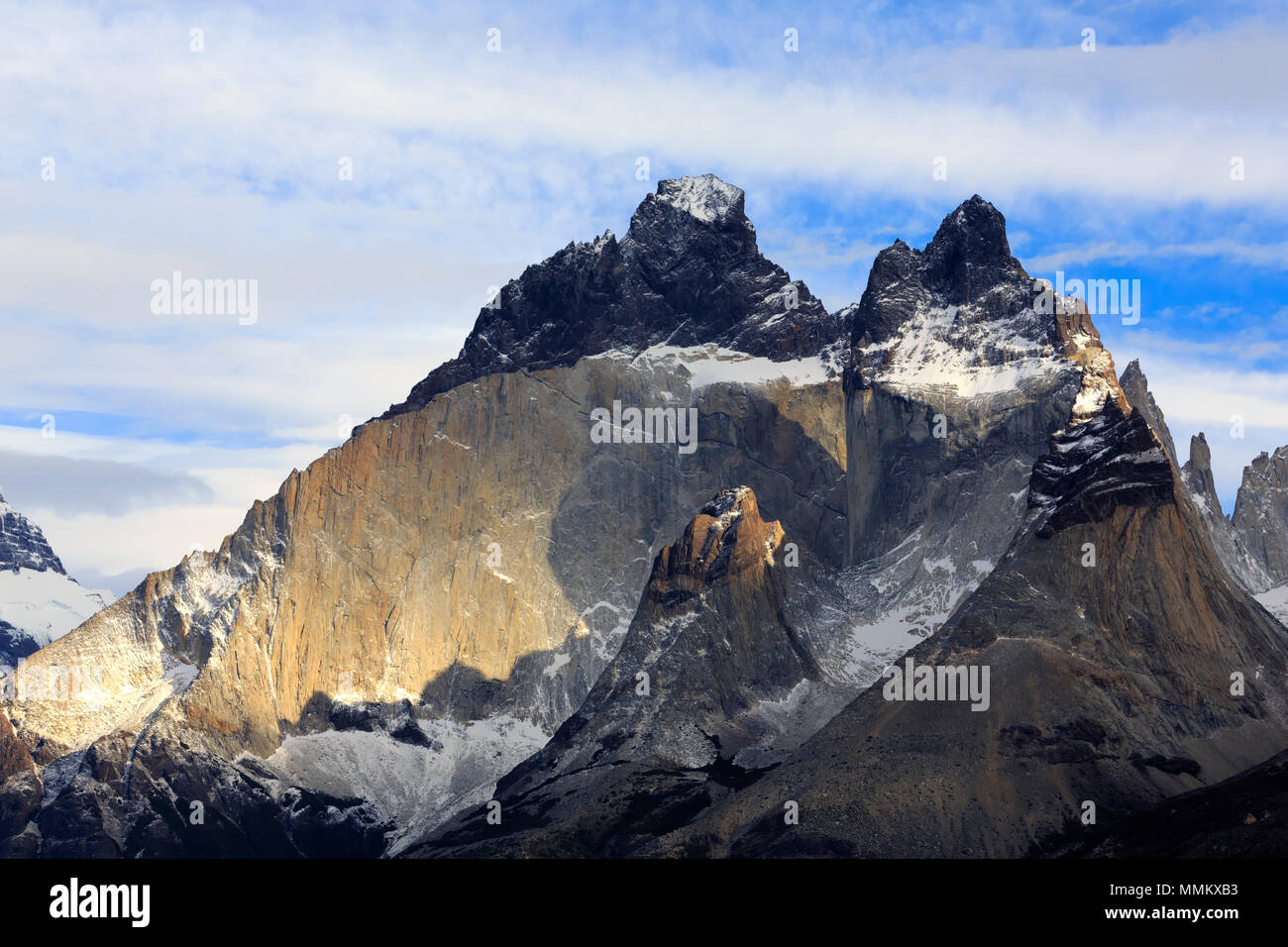 Parco Nazionale di Torres del Paine nella Patagonia cilena. Picchi drammatici di Los Cuernos. Foto Stock