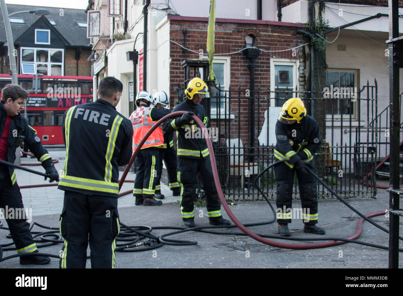 Londra vigili del fuoco che frequentano un incendio nella zona est di Londra. Foto Stock