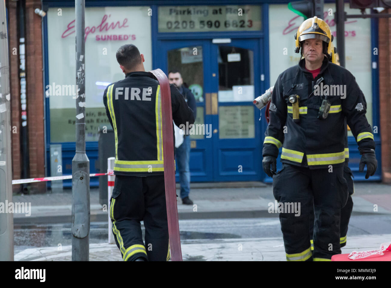 Londra vigili del fuoco che frequentano un incendio nella zona est di Londra. Foto Stock