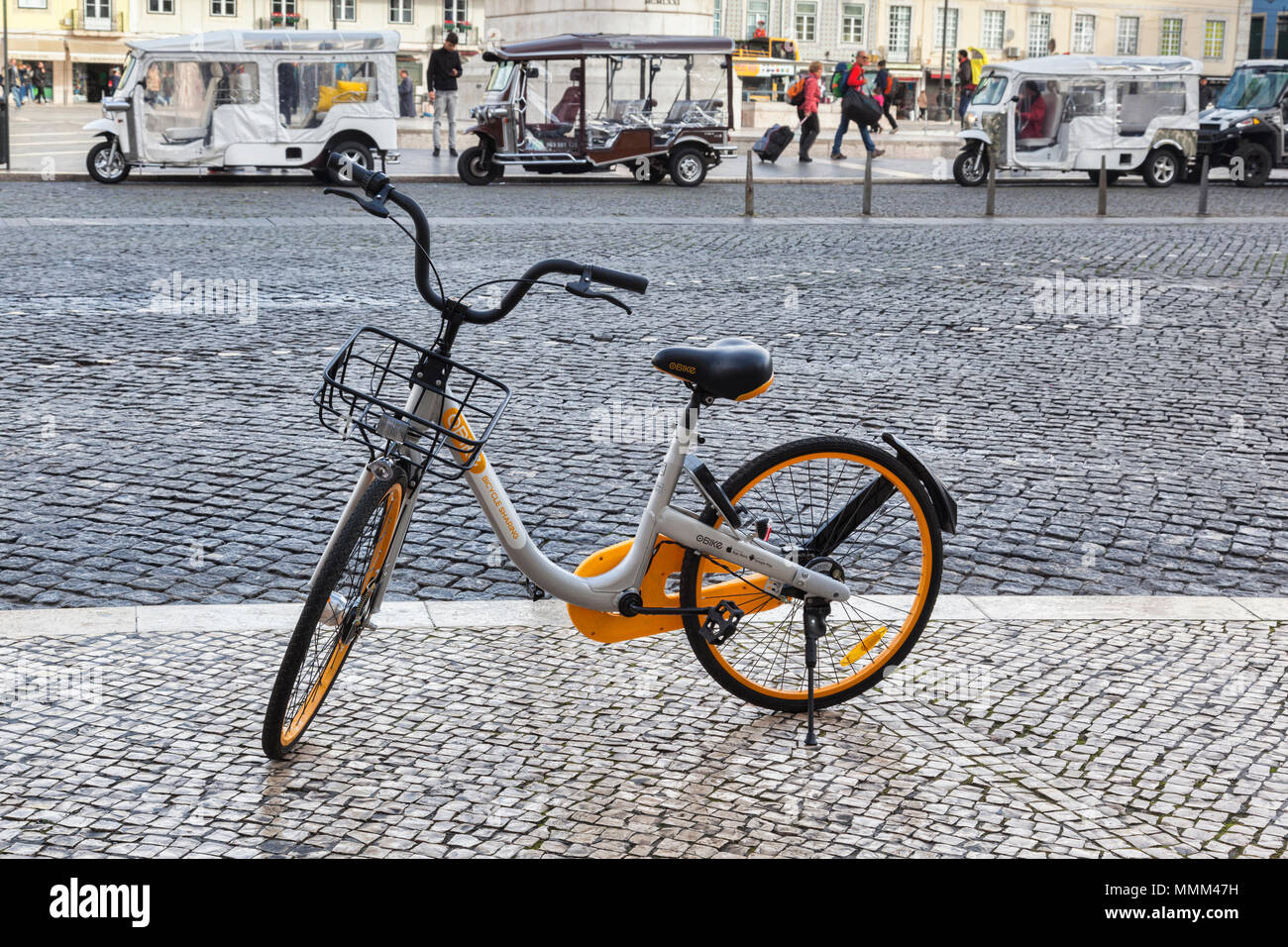 27 Febbraio 2018: Lisbona, Portogallo - oBike in Figueira Plaza. Foto Stock