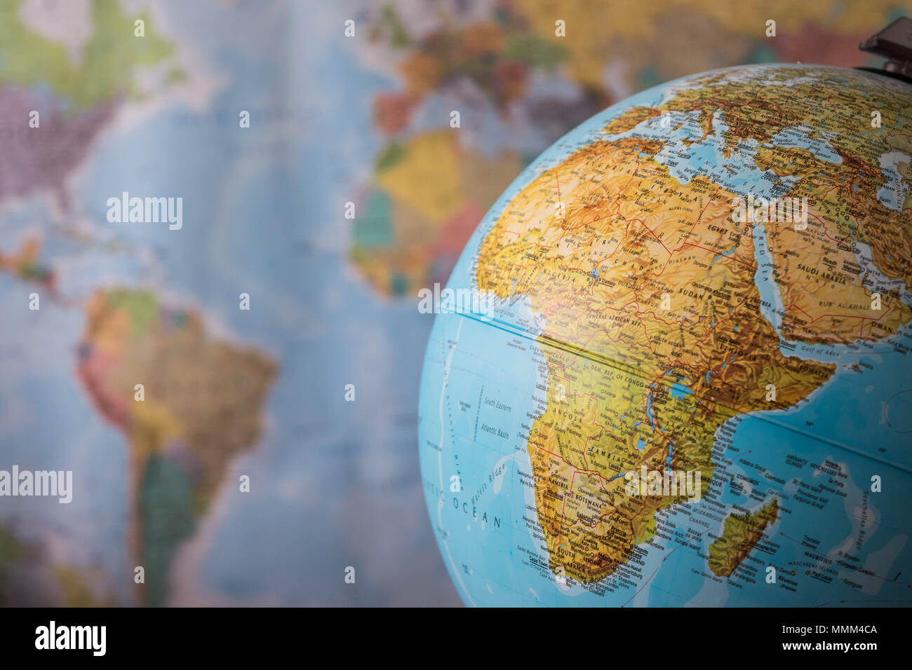 Africa e Medio Oriente mappa su un globo con mappa terrestre in background Foto Stock