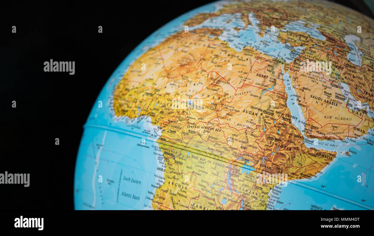 Africa e Medio Oriente mappa su un globo con uno sfondo nero. Foto Stock