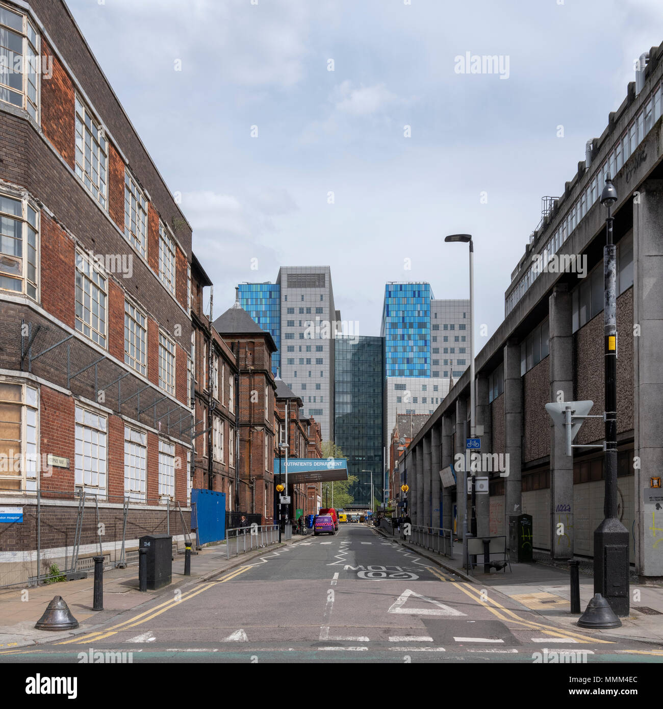 Stepney modo, Whitechapel, East London con la vecchia ora di edifici chiusi in primo piano e la nuova moderna 21s secolo ospedale della distanza Foto Stock