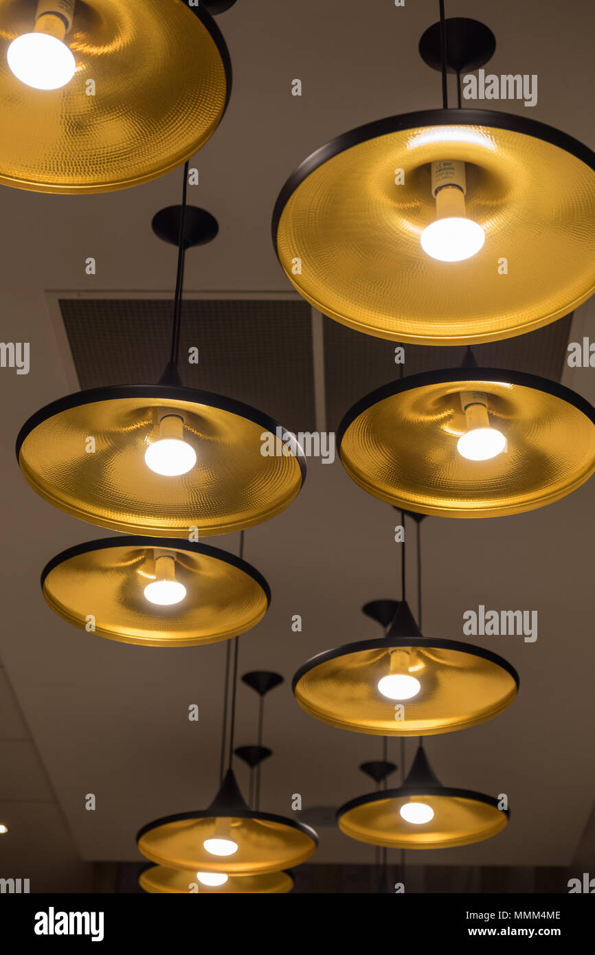 Luci lampadari appesi al soffitto con luci accese Foto stock - Alamy