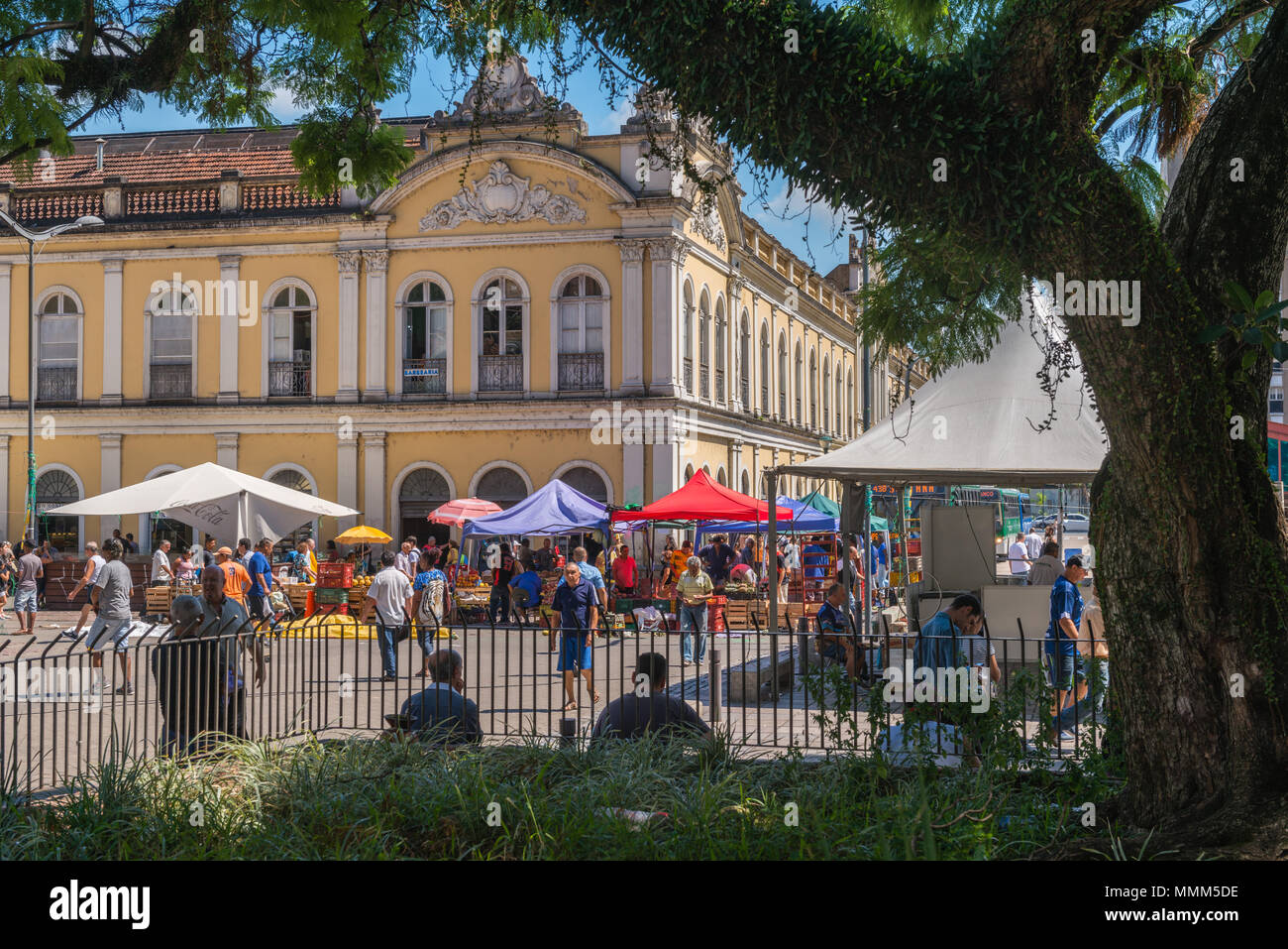 Mercato giornaliero nel centro di Porto Alegre, giallo edificio coloniale del 'Mercado Publico' Rio Grande do Sul, Brasile, America Latina Foto Stock