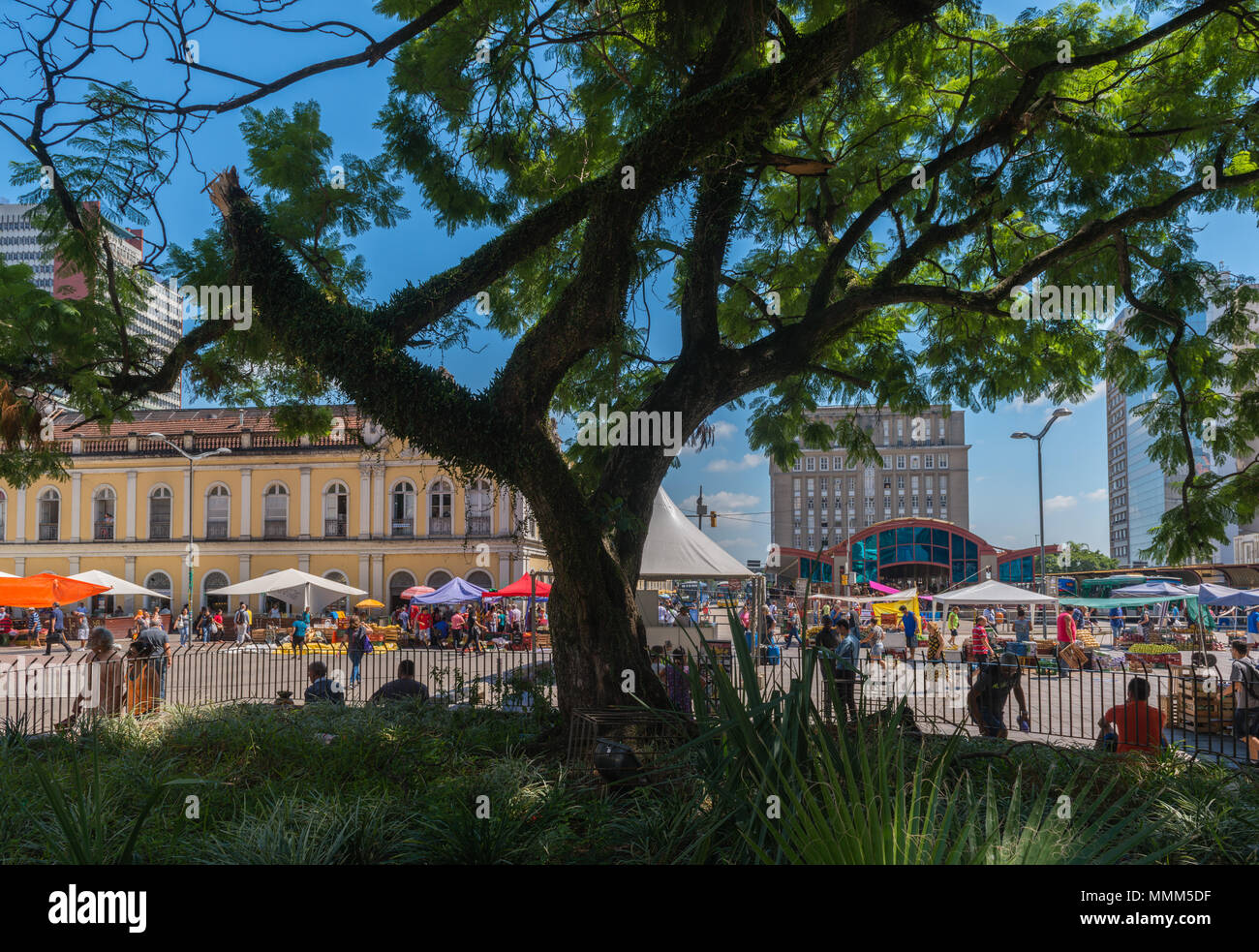 Mercato giornaliero nel centro di Porto Alegre, giallo edificio coloniale del 'Mercado Publico' Rio Grande do Sul, Brasile, America Latina Foto Stock