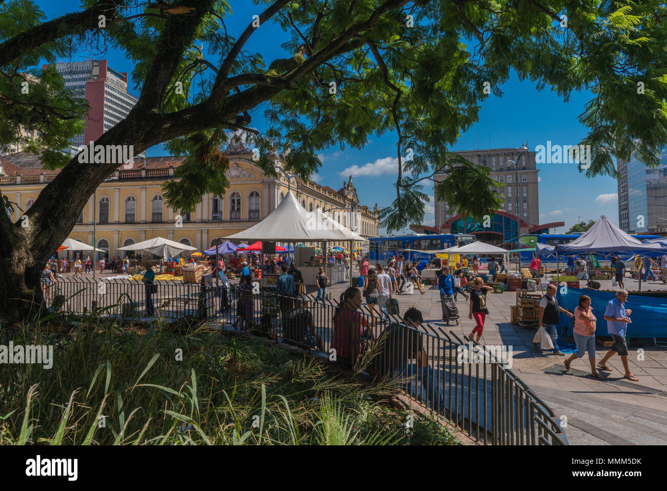 Mercato giornaliero nel centro di Porto Alegre, giallo edificio coloniale del 'Mercado Publico' Rio Grande do Sul, Brasile, America Latina Foto Stock
