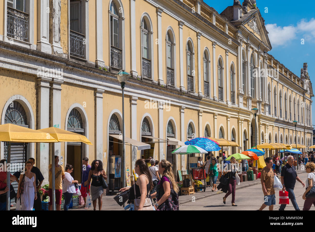 Mercato giornaliero nel centro di Porto Alegre, giallo edificio coloniale del 'Mercado Publico' Rio Grande do Sul, Brasile, America Latina Foto Stock