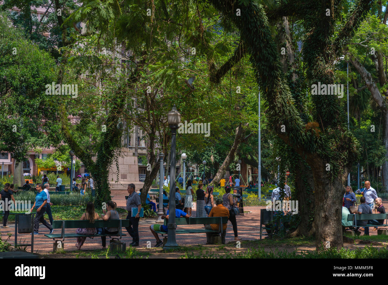 La vita quotidiana nel trafficato centro citta', Porto Alegre, Rio Grande do Sul, Brasile, America Latina Foto Stock