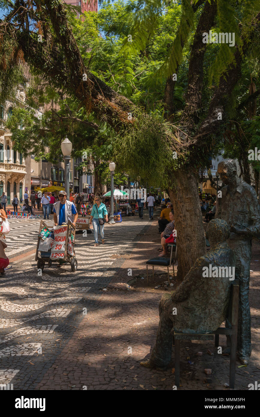 La vita quotidiana nel trafficato centro citta', Porto Alegre, Rio Grande do Sul, Brasile, America Latina Foto Stock
