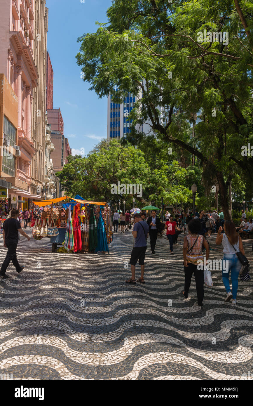 La vita quotidiana nel trafficato centro citta', Porto Alegre, Rio Grande do Sul, Brasile, America Latina Foto Stock