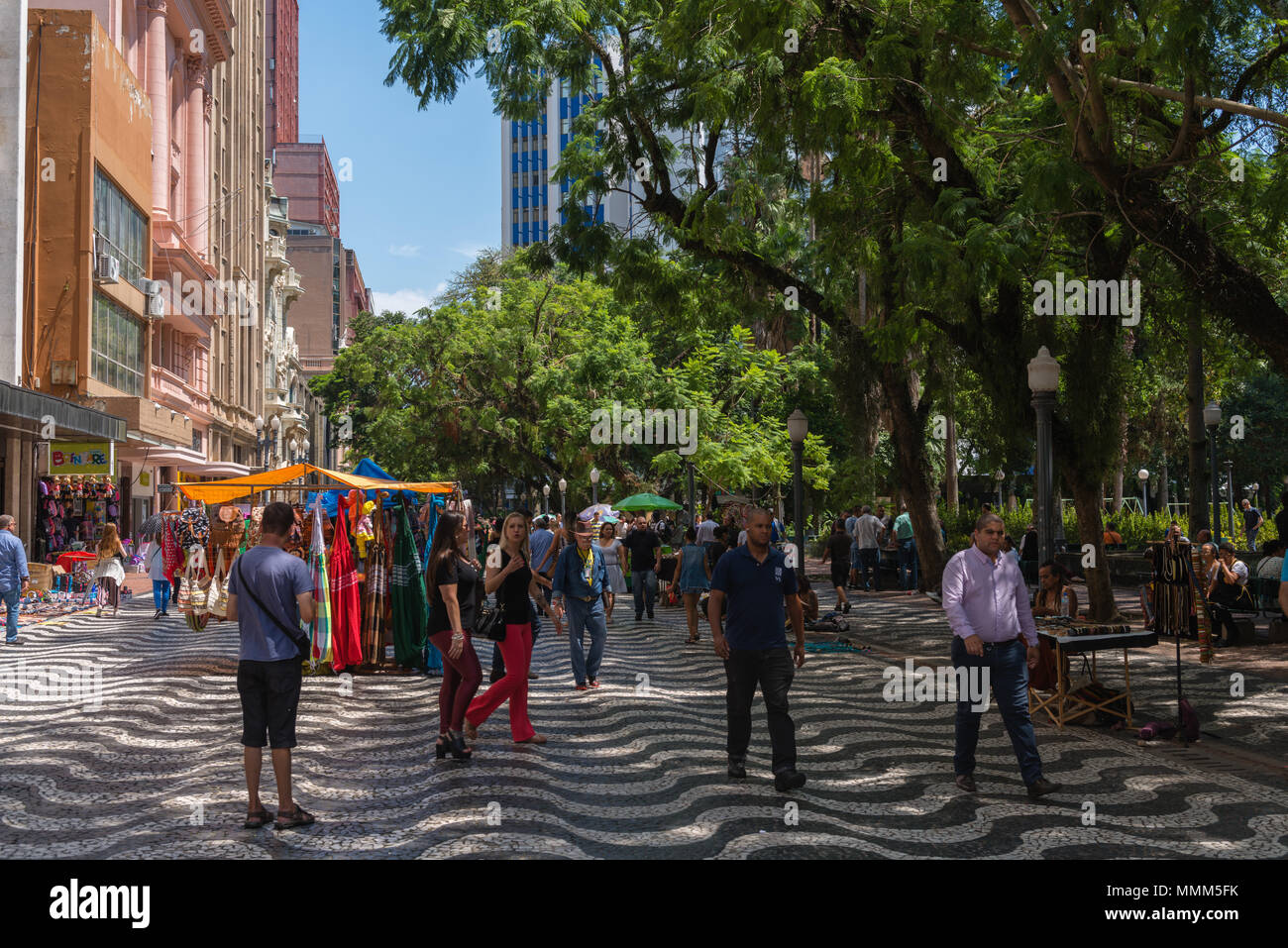La vita quotidiana nel trafficato centro citta', Porto Alegre, Rio Grande do Sul, Brasile, America Latina Foto Stock