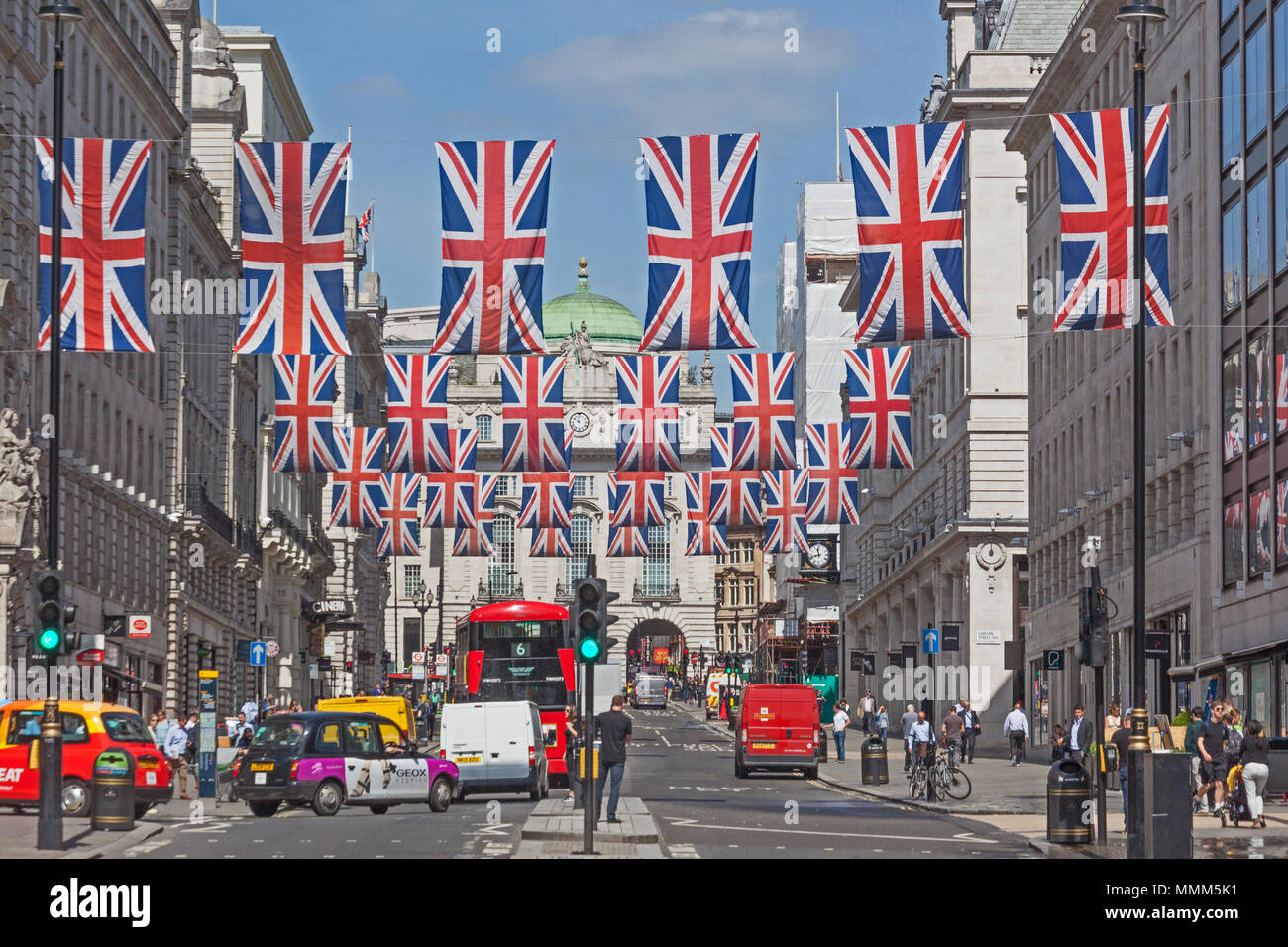 London, Westminster. Unione bandiere decorare Lower Regent Street prima del Royal Wedding di 2018 Foto Stock
