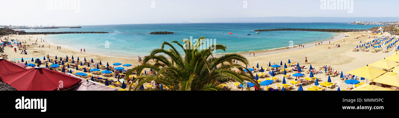Vista panoramica di Playa Dorada Beach nel sud dell'isola di Lanzarote, Isole Canarie Foto Stock