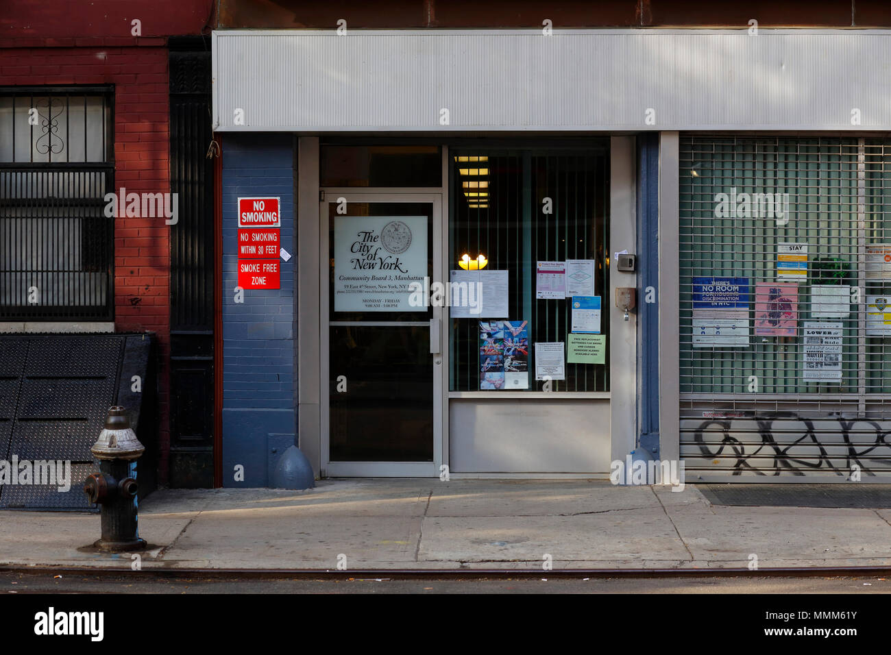 Manhattan scheda comunitario 3, 59 e 4 St, New York, NY. esterno alla vetrina di un ufficio in East Village quartiere di Manhattan. Foto Stock
