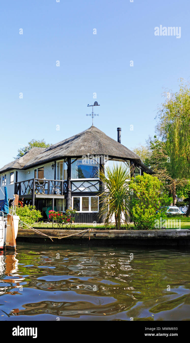 Una desiderabile riverside proprietà mediante il fiume Bure sul Norfolk Broads a Wroxham, Norfolk, Inghilterra, Regno Unito, Europa. Foto Stock