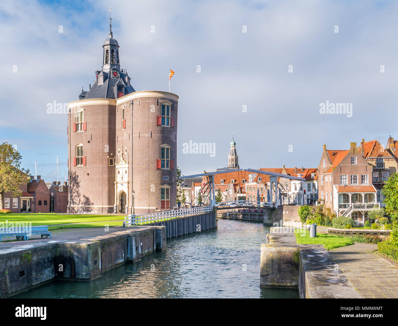 Drommedaris torre di difesa e disegnare ponte sul canal nel porto vecchio della città storica di Enkhuizen, Noord-Holland, Paesi Bassi Foto Stock