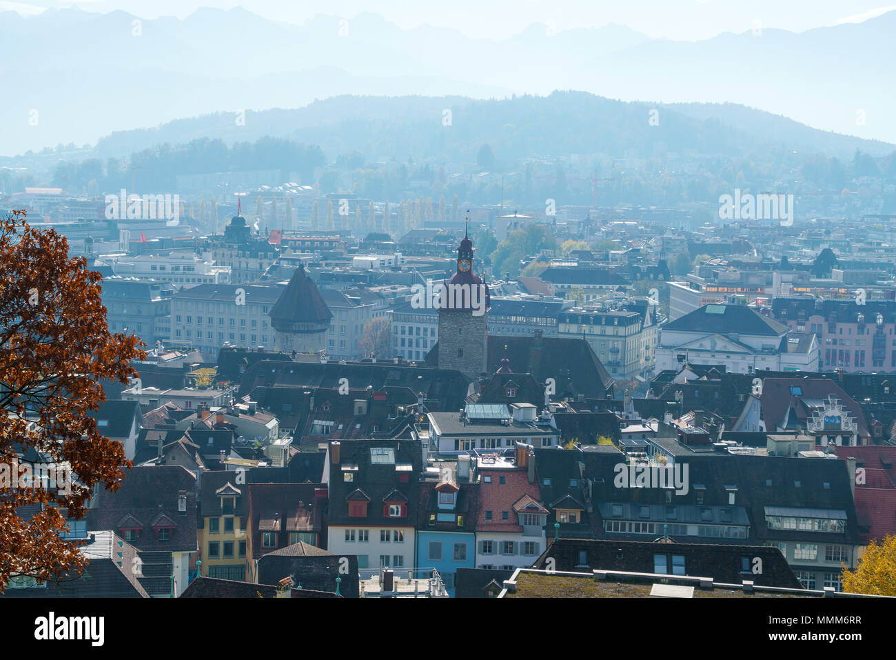 Vista panoramica dalla torre della cinta muraria della città con il Rathaus e Water Tower, Lucerna, Svizzera Foto Stock