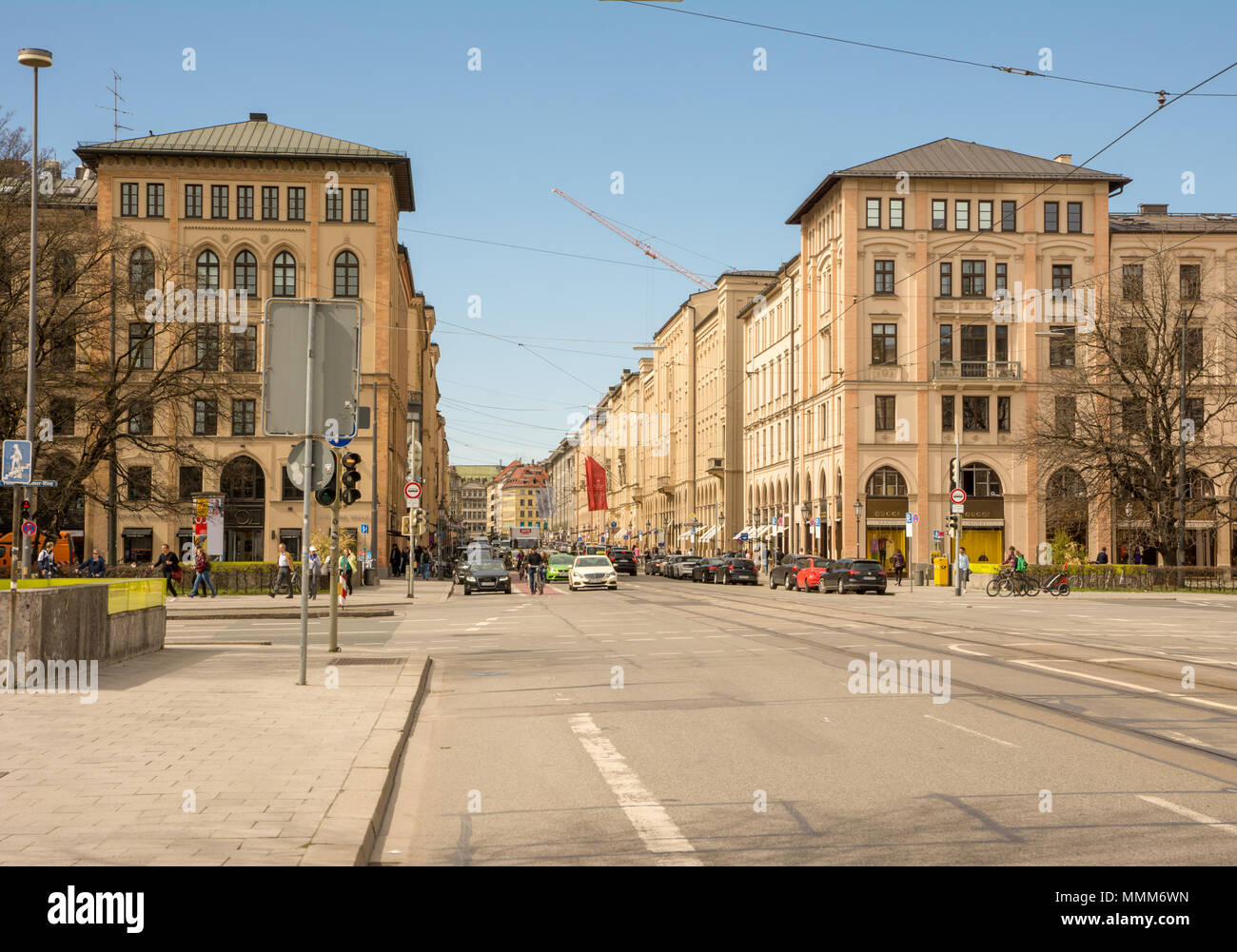 Monaco di Baviera, Germania - 4 Aprile: La Maximilianstreet, una famosa area dello shopping di Monaco di Baviera, in Germania il 4 aprile 2018. Foto Stock