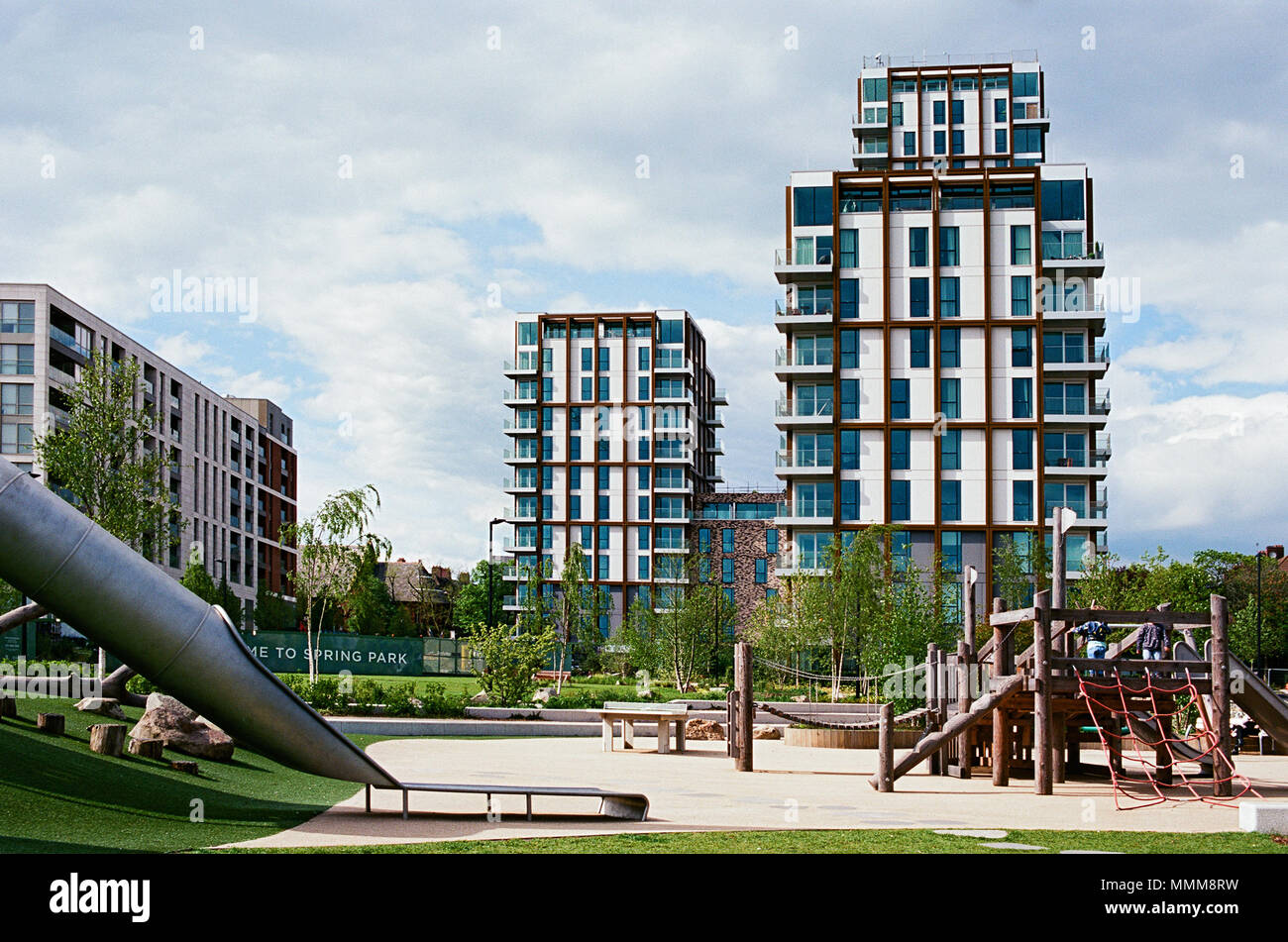 Nuovi appartamenti e area giochi per bambini presso il recentemente costruito il parco di primavera, Woodberry Down, North London REGNO UNITO Foto Stock