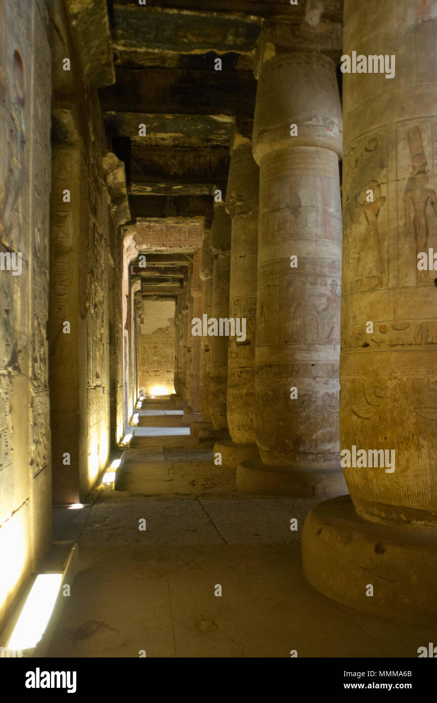 L'Egitto. Abydos. Tempio di Seti I. Nuovo Regno. Xix dinastia. Il primo Hypostyle Hall. 1292-1189 A.C. Foto Stock