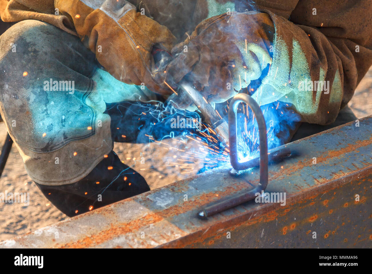 I lavori di saldatura, saldatore saldatura materiale metallico nell'industria pesante la produzione, clip video Foto Stock
