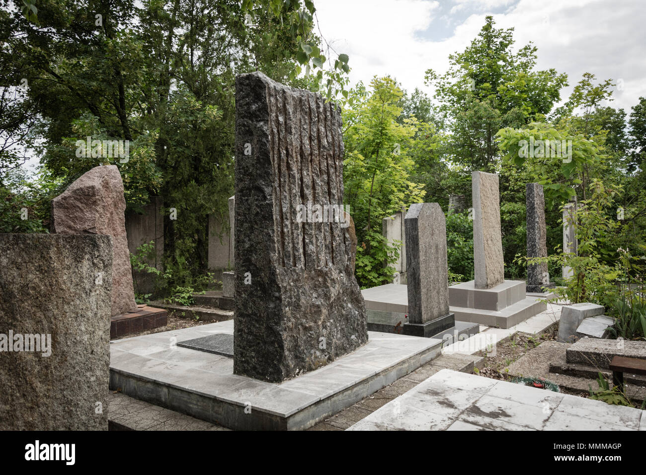 Monumento di pietra con lastre di granito nel cimitero ebraico Foto Stock