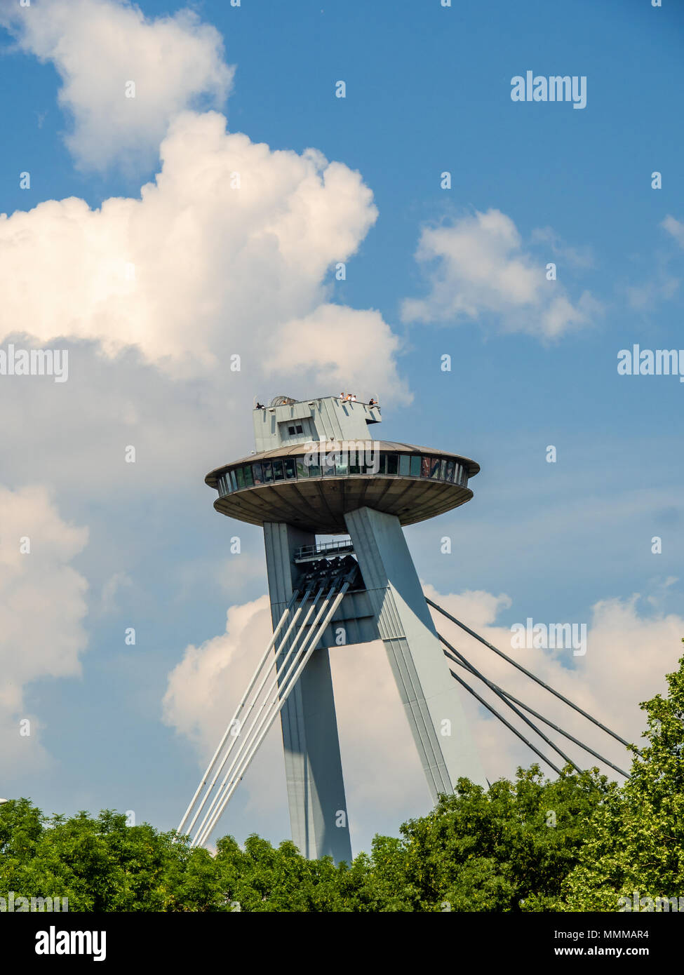 Ponte di SNP pilone con UFO Observation Deck a Bratislava, in Slovacchia Foto Stock