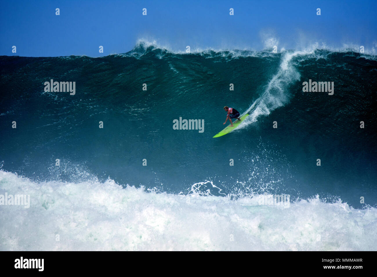 Professional surfer John John Firenze cavalca un onda gigante durante il Quiksilver in memoria di Eddie Aikau 2016, Waimea Bay North Shore Oahu Hawaii USA Foto Stock